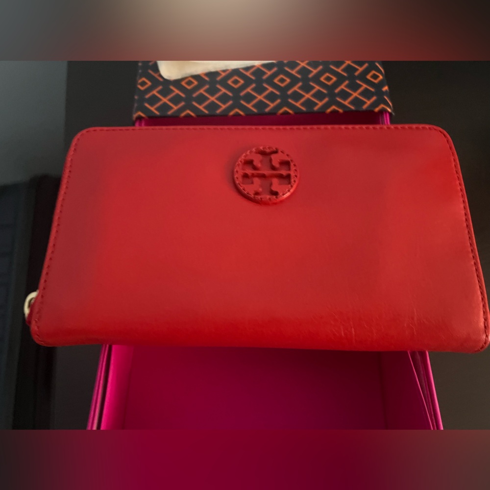 NEW Tory Burch Continental Zip wallet with Box